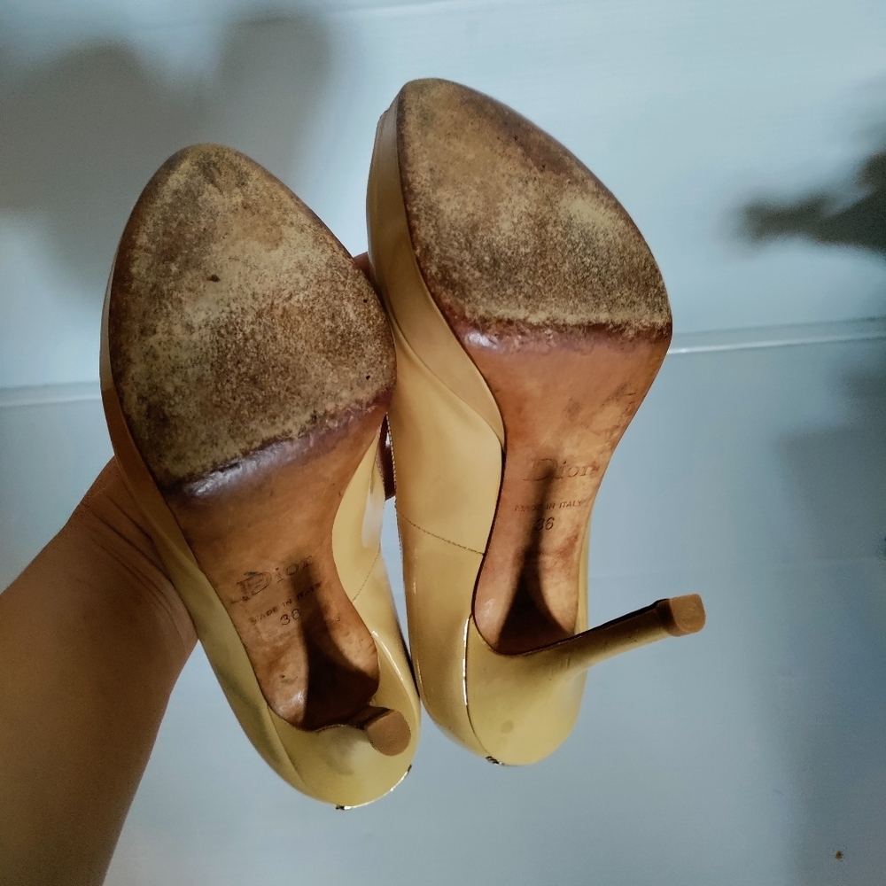 DIOR BEIGE PATENT LEATHER PEEP TOE PUMPS size 36 - Picture 9 of 10